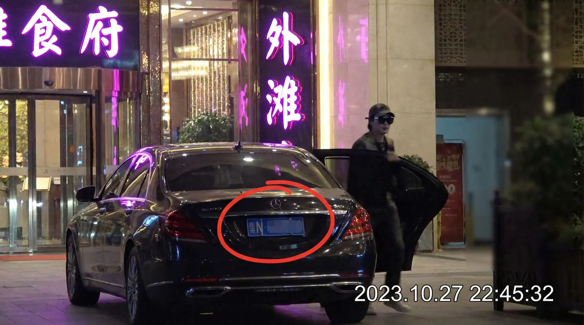 BT游戏官网 - 豪车餐厅外偷拍